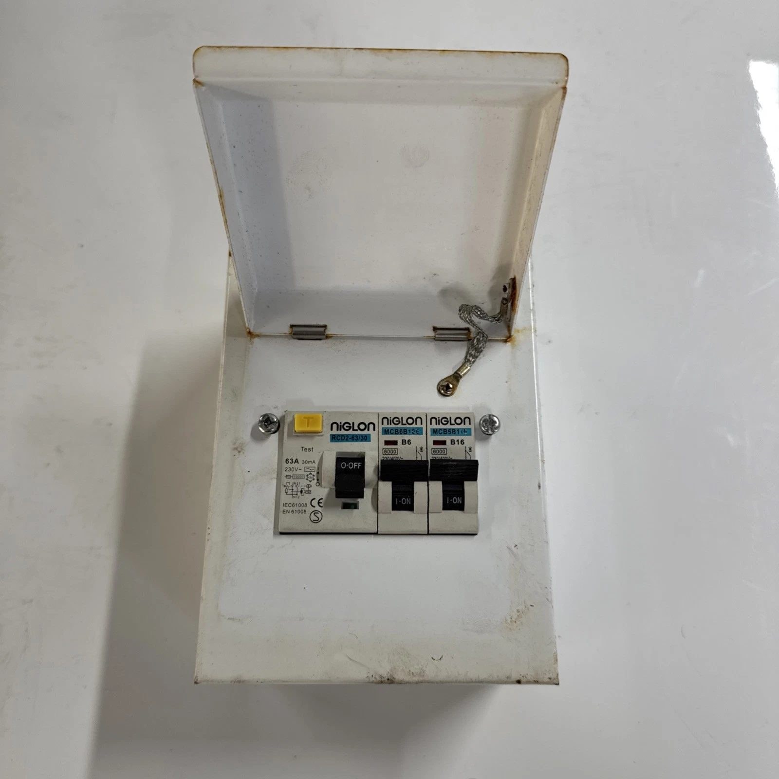 Niglon EM3420L 4 Way Consumer Unit Metal Clad IP20 RCD MCB Busbar Used