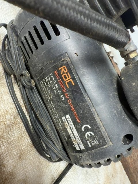 RAC Mini 250PSI 12V DC Air Compressor 056075